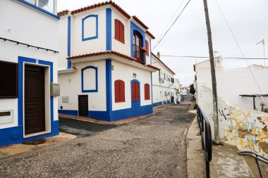 Zambujeira do Mar, Portugal- 20 Ekim 2022: Güzel dar sokaklar, Alentejo sahilinde beyazlatılmış evler, Portekiz