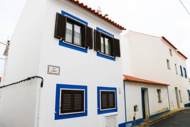 Zambujeira do Mar, Portugal- 20 Ekim 2022: Güzel dar sokaklar, Alentejo sahilinde beyazlatılmış evler, Portekiz
