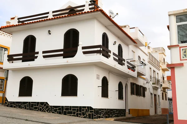 ポルトガルザンブジラ マル2022年10月20日 ポルトガル アルネテホ海岸の美しい狭い通り 白塗りの家 — ストック写真