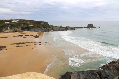 Zambujeira do Mar 'ın güzel plajı. Alentejo Sahili, Portekiz.