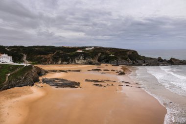 Zambujeira do Mar 'ın güzel plajı. Alentejo Sahili, Portekiz.