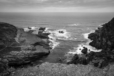 Güzel kayalıkları olan kayalıklar ve Zambujeira 'daki cesur Atlantik Okyanusu Mar kıyısında.