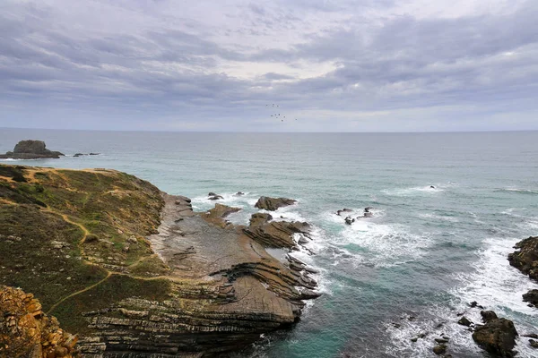 Cliffs Όμορφες Πέτρες Και Γενναίο Ατλαντικό Ωκεανό Στην Ακτή Zambujeira — Φωτογραφία Αρχείου