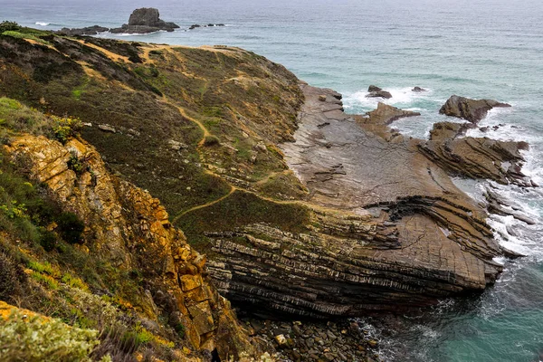 美しい岩とザンブジラ島の勇敢な大西洋と崖の海岸 — ストック写真