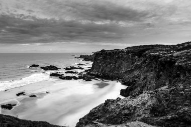 Portekiz, Alentejo sahilinde kayalıkları ve uçurumları olan Pedra da Bica plajı.