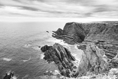 Cabo Sardao burnu, güzel uçurumları ve Portekiz 'deki Cesur Atlantik Okyanusu.