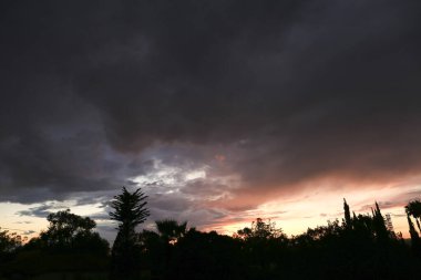 Yazın Alicante 'de Sunset' te Pembe Bulutlar ve güzel gökyüzü