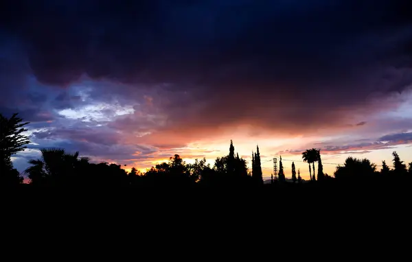 オレンジとピンクの雲と夏のアリカンテの夕日の美しい空 — ストック写真