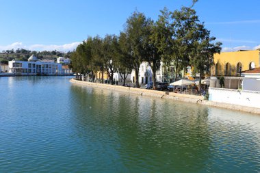 Tavira, Portekiz- 20 Ekim 2022: Güzel Gilao nehri ve eski cepheleriyle Tavira şehri manzarası