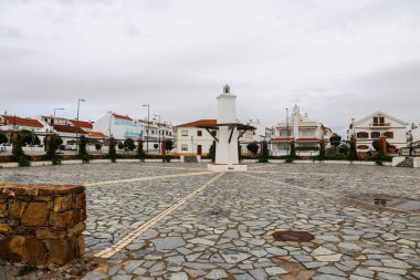 Zambujeira do Mar, Portugal- 20 Ekim 2022: Zambujeira do Mar, Portekiz 'de beyazlatılmış evleri olan ana meydan