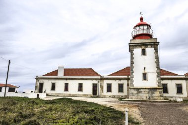 Odemira, Portekiz- 20 Ekim 2022: Portekiz 'deki Cabo Sardao Burnu' nun güzel deniz feneri