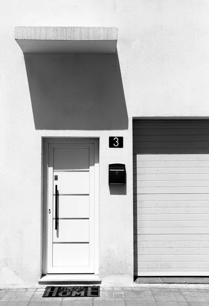 アルメリア スペイン 2023年6月17日 スペインのアルメリアに影と白いドアを持つ白塗りのファサード — ストック写真