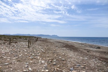 Almerya 'da güneşli bir günde Torregarcia plajı, Cabo de Gata, İspanya