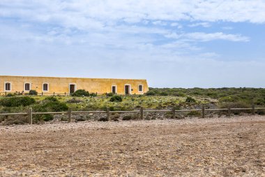 Almerya, Cabo de Gata 'da kumsal ve kayalarla çevrili Torregarcia kalesi.