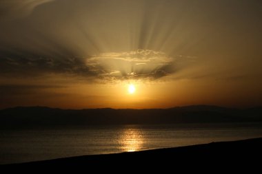 Cabo de Gata plajında güzel bir gün batımı, Almerya, İspanya