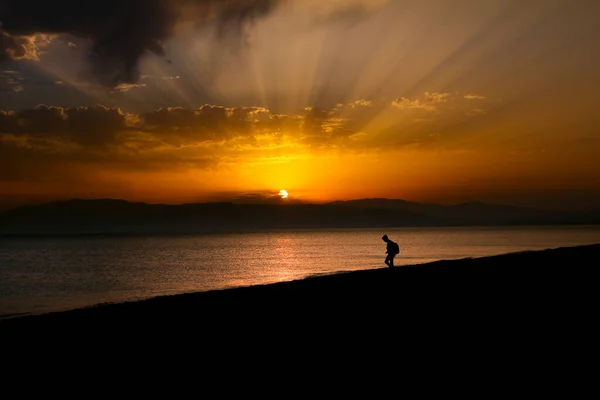 Nainen Kävelee Rannalla Auringonlaskun Aikaan Almeriassa Espanjassa — kuvapankkivalokuva