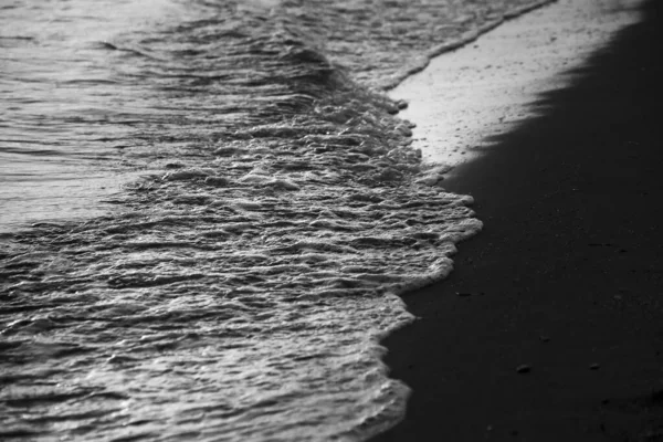 Ondas Dibujando Formas Geométricas Orilla Playa Atardecer —  Fotos de Stock