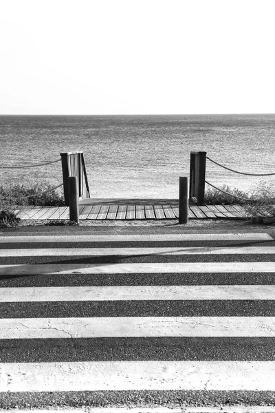 スペインのアルメリア州カボ ガタのビーチへの道を横断する横断歩道 — ストック写真