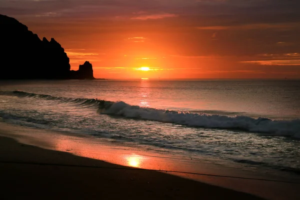 Praia da Luz, Algarve, Portekiz 'de güzel ve renkli gün doğumu