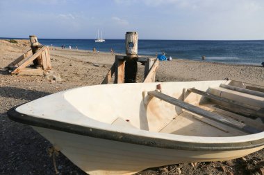 Cabo de Gata, Almeria, İspanya - 17 Haziran 2023: Cabo de Gata, Almeria, İspanya 'da balıkçı teknesi