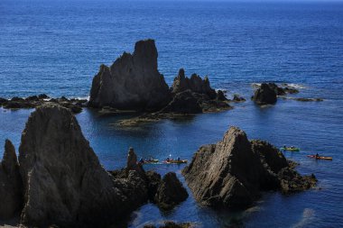 Almeria, İspanya - 17 Haziran 2023 Yazın Cabo de Gata, Almeria, İspanya 'daki Sirens Resifi' nde insanlar kano çalışması yapıyor.