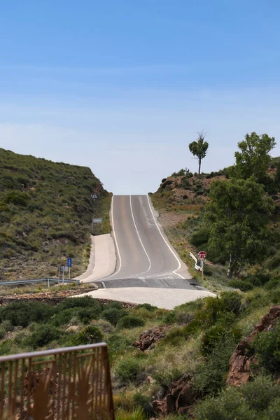 Route Solitaire Vertigineuse Avec Panneau Signalisation Espagne Photo Monochrome — Photo