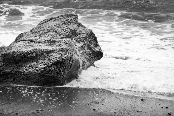Ondas Batendo Pedras Coloridas Costa Los Escullos Beach Almeria Cabo — Fotografia de Stock