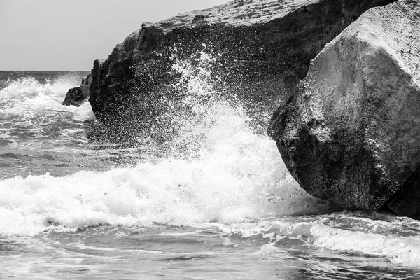 Ondas Batendo Pedras Coloridas Costa Los Escullos Beach Almeria Cabo — Fotografia de Stock