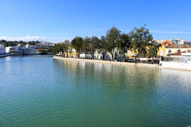 Tavira, Portekiz- 20 Ekim 2022: Güzel Gilao nehri ve eski cepheleriyle Tavira şehri manzarası