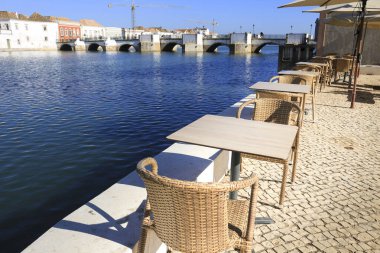 Tavira, Portekiz- 20 Ekim 2022: Tavira şehrindeki Mira Nehri kıyısında güzel bir bar terası