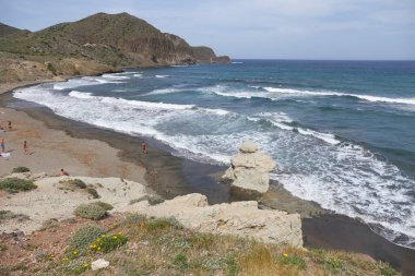 Isleta del Moro, Almeria, İspanya... 17 Haziran 2023, White Rock Plajı. Isleta del Moro köyünde güzel bir deniz manzarası.