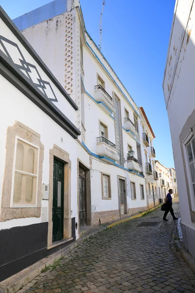 Tavira Portugal Oktober 2022 Schmale Kopfsteinpflasterstraße Und Traditionelle Fassaden Leuchtenden — Stockfoto