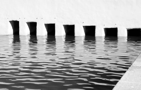 Квадратные Отверстия Прохода Воды Канале Монохромная Картина — стоковое фото