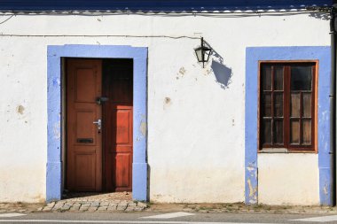 Portekiz 'in Algarve bölgesindeki Tavira' da eski beyazlatılmış cepheler