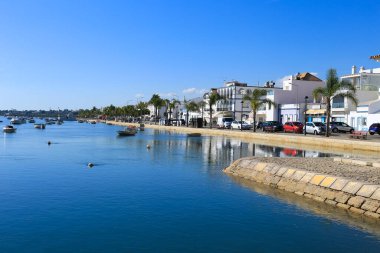 Tavira, Portekiz- 20 Ekim 2022: Marina ve Portekiz 'in Tavira kentindeki Santa Luzia ilçesine bağlı balıkçılık limanı