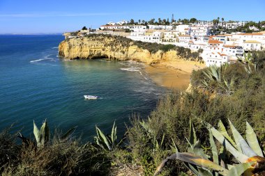 Carvoeiro, Portekiz- 22 Ekim 2022: Güneşli bir günde sahil ve Carvoeiro 'nun güzel manzarası