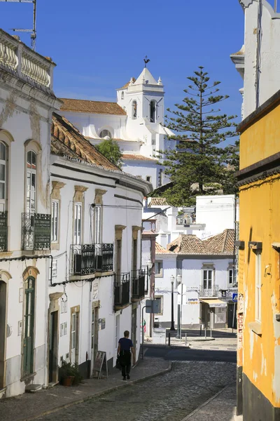 ポルトガルのタビラ 2022年10月20日 ポルトガルのタビラ町のカラフルで伝統的なファサードと狭い通り — ストック写真