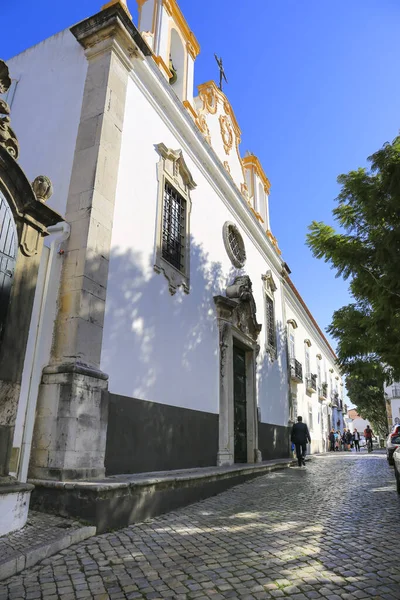 Tavira, Portekiz- 20 Ekim 2022 Tavira kasabasında renkli ve geleneksel cepheler ve dar sokaklar