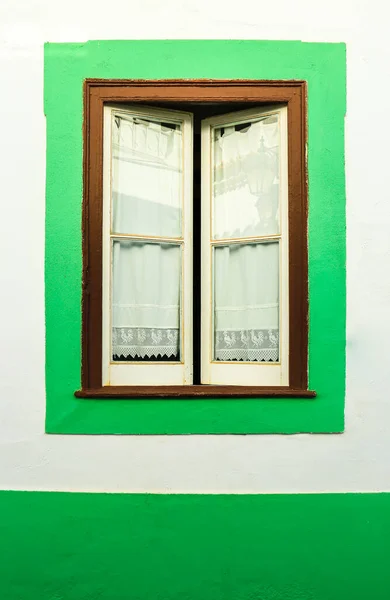 Façade Typique Portugaise Avec Fenêtre Bois Rideau Sur Façade Blanchie — Photo