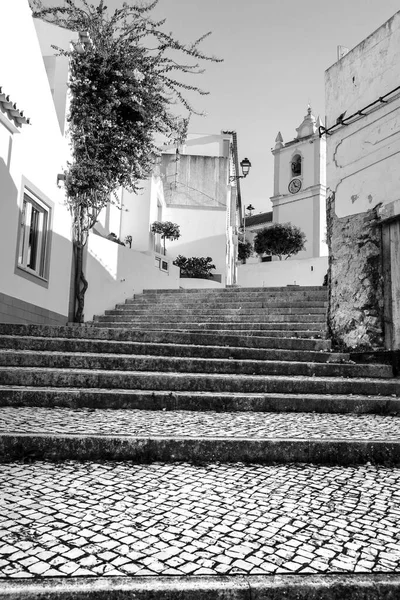 Cobblestone Streets Χαρακτηριστικές Πορτογαλικές Προσόψεις Στην Πόλη Ferragudo Της Πορτογαλίας — Φωτογραφία Αρχείου
