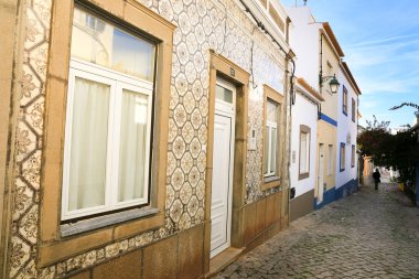 Ferragudo, Portugal- 20 Ekim 2022: Narrow Cobblestone caddeleri ve Portekiz 'in Ferragudo kasabasındaki tipik Portekiz cepheleri