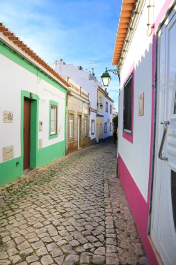 Ferragudo, Portugal- 20 Ekim 2022: Narrow Cobblestone caddeleri ve Portekiz 'in Ferragudo kasabasındaki tipik Portekiz cepheleri