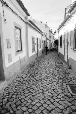 Ferragudo, Portugal- 20 Ekim 2022: Narrow Cobblestone caddeleri ve Portekiz 'in Ferragudo kasabasındaki tipik Portekiz cepheleri