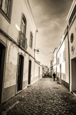 Ferragudo, Portugal- 20 Ekim 2022: Narrow Cobblestone caddeleri ve Portekiz 'in Ferragudo kasabasındaki tipik Portekiz cepheleri