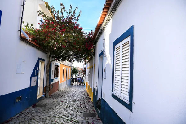 Ferragudo, Portugal- 20 Ekim 2022: Narrow Cobblestone caddeleri ve Portekiz 'in Ferragudo kasabasındaki tipik Portekiz cepheleri