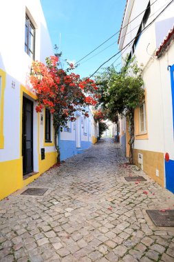 Ferragudo, Portugal- 20 Ekim 2022: Narrow Cobblestone caddeleri ve Portekiz 'in Ferragudo kasabasındaki tipik Portekiz cepheleri