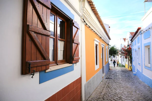 ポルトガルのフェラグド 2022年10月20日 ポルトガルのフェラグド町にある狭い石畳の通りと典型的なポルトガルのファサード ストックフォト