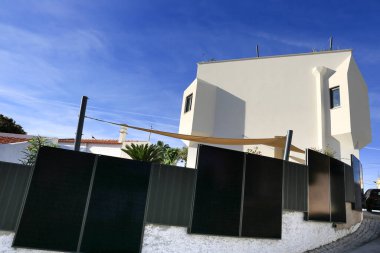 Ferragudo, Portugal- 20 Ekim 2022: Ferragudo, Portekiz 'deki evlerin modern mimarisi