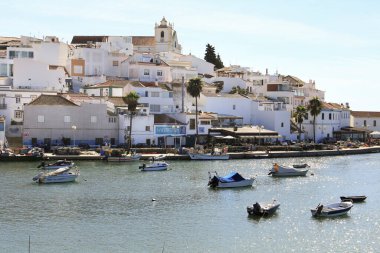 Ferragudo, Portekiz- 20 Ekim 2022: Ferragudo şehrinin güzel Arade nehri ve balıkçı tekneleri ile manzarası