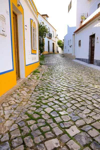 Ferragudo Portugália 2022 Október Keskeny Cobblestone Utcák Tipikus Portugál Homlokzatok — Stock Fotó